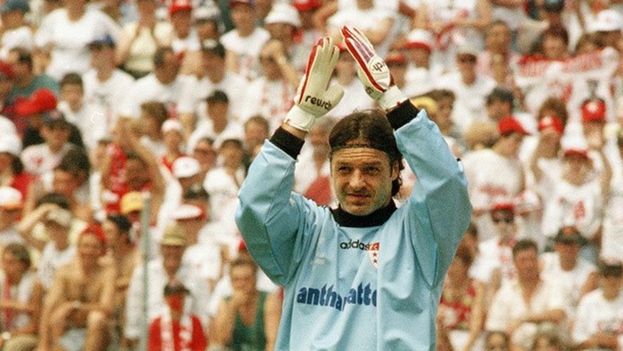 Stephan Lehmann vom FC Sion beklascht am 8. Juni 1997 im Wankdorfstadion in Bern eine Aktion des FC Sion im Cupfinal gegen den FC Luzern. Sion gewinnt den Final im Penaltyschiessen und gewinnt damit d ...