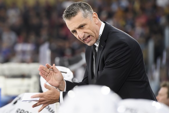 ARCHIVBILD ZUR ENTLASSUNG VON TRAINER MARK FRENCH BEIM HC FRIBOURG GOTTERON, AM SAMSTAG, 5. OKTOBER 2019 - Fribourgs Cheftrainer Mark French spricht beim Eishockey Meisterschaftsspiel der National Lea ...