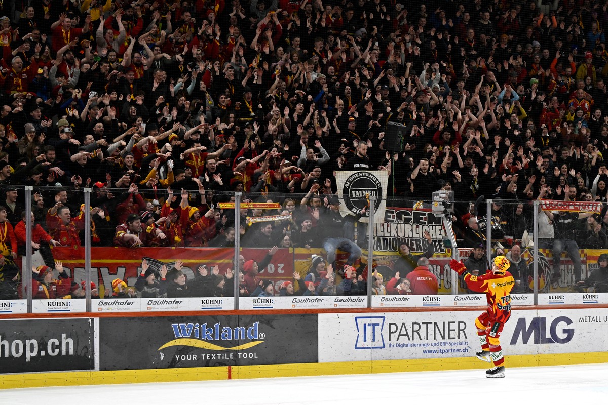 Tigers Postfinance Topscorer Harri Pesonen, wird von den Fans gefeiert beim Eishockey-Qualifikationsspiel der National League, zwischen den SCL Tigers und dem SC Bern, am Freitag 31. Januar 2025, in d ...