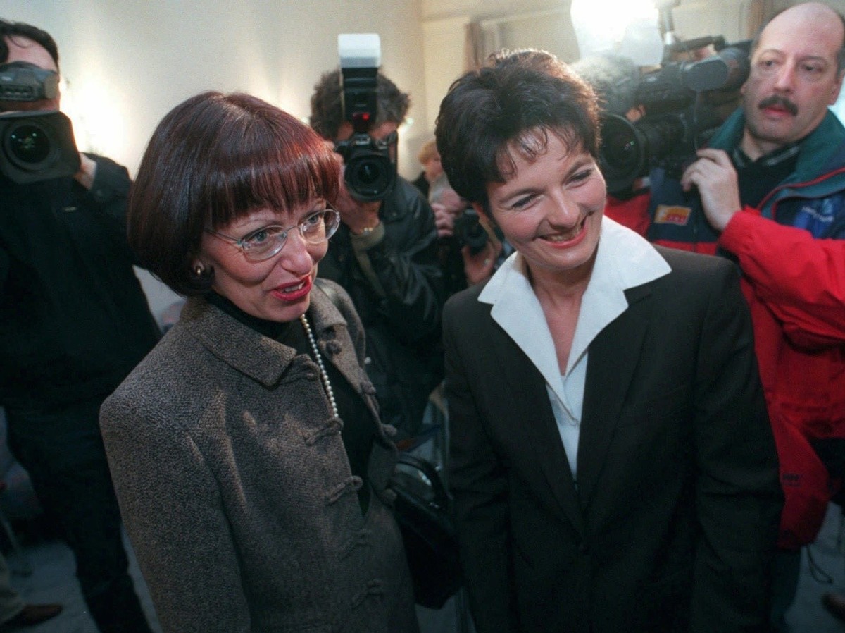 Bundesratskandidatinnen Ruth Metzler (Rechts) und Rita Roos stehen am Samstag 20. Februar 1999 in Bern zum persoenlichen Kennenlernen durch diverse Parlamentarierinnen aller Parteien im Mittelpunkt de ...
