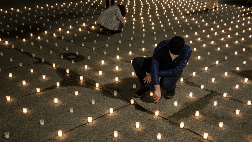 Mahnwache mit 886 Kerzen auf der Rathausbruecke fuer alle bisherigen Todesopfer der Coronavirus-Pandemie im Kanton Zuerich, am Mittwoch, 30. Dezember 2020, in Zuerich. (KEYSTONE/Alexandra Wey)