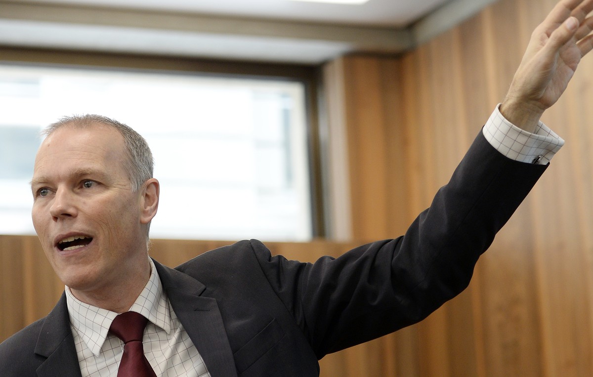 Jan-Egbert Sturm, Direktor KOF (Konjunkturforschungsstelle der ETH Zuerich) orientiert an einer Medienkonferenz in Zuerich am Dienstag, 3. Februar 2015, ueber die KOF-Studie "Der bilaterale Weg - ...