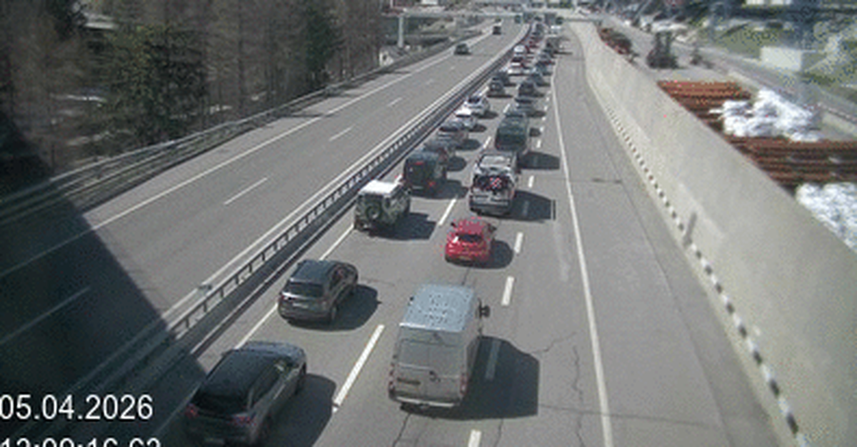 Rückreisestau hat begonnen: Autos warten vor dem Gotthard-Südportal