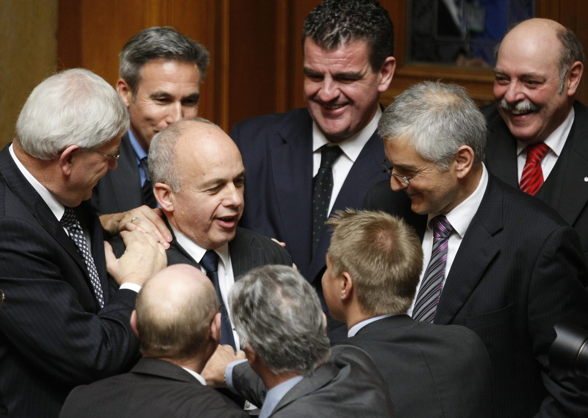 ARCHIV -- Ein erleichterter Ueli Maurer, SVP-ZH, Mitte, empfaengt als neugewaehlter Bundesrat die Gratulation von Max Binder, Adrian Amstutz, Peter Spuhler, Caspar Baader, Ulrich Giezendanner, Toni Br ...