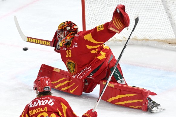 Tigers Goalie Stephane Charlin, beim Eishockey-Qualifikationsspiel der National League, zwischen den SCL Tigers und dem Lausanne HC, am Montag, 23. Dezember 2024, in der Emmental Versicherung Arena in ...
