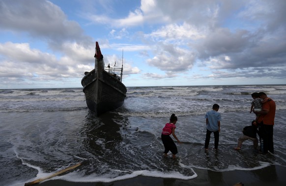epa10984384 A wooden boat of Rohingya refugees is stranded after landing on a beach at Kulee Village, Pidie, Indonesia, 19 November 2023. According to local police, another group of 240 Rohingya refug ...