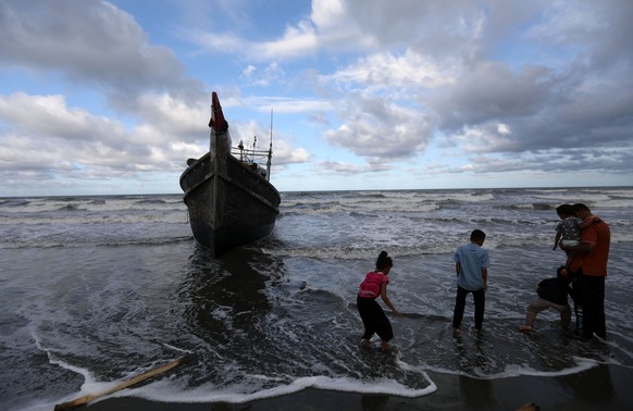 epa10984384 A wooden boat carrying Rohingya refugees is stranded after landing on a beach near Kulee Village, Pidie, Indonesia, November 19, 2023. According to local police, another group of 240 Rohingya refugees...