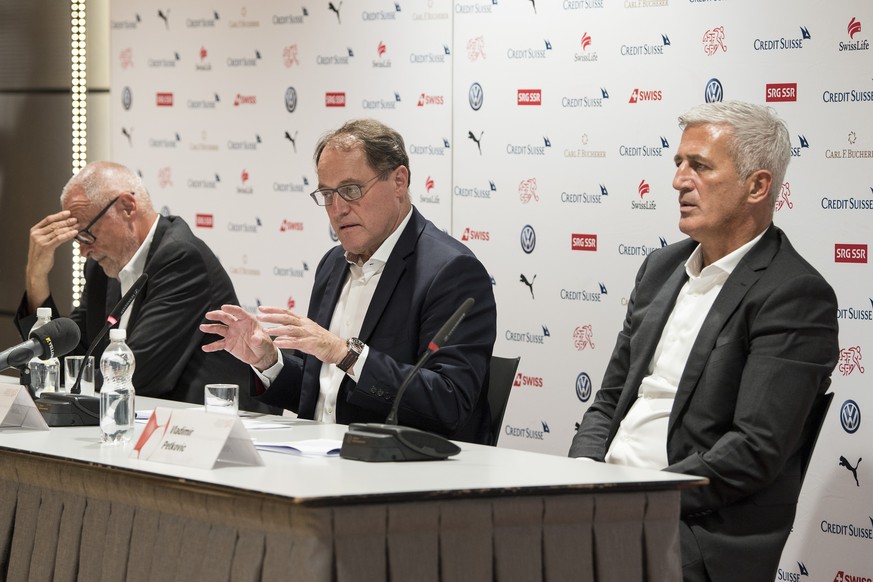 Peter Gillieron, Praesident, Claudio Sulser, Delegierter der Schweizer Fussball Nationalmannschaft und Vladimir Petkovic, Trainer, von links, sprechen an einer Medienkonferenz ueber die sportlichen Zu ...