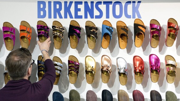 epa04021198 A employee arranges shoes of German label Birkenstock during the fashion fair &#039;Bread &amp; Butter&#039; in the former Tempelhof airport in Berlin, Germany, 14 January 2014. &#039;B&am ...