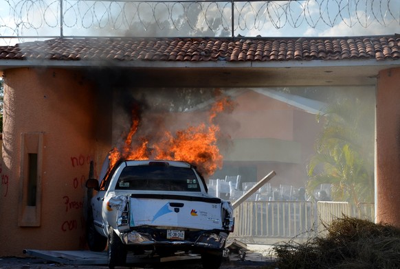 Der Frust von Lehrern und Studenten über die schleppenden Ermittlungen entlud sich im Oktober 2014 in Gewalt gegen das Haus des Gouverneurs des Bundesstaates Guerrero.