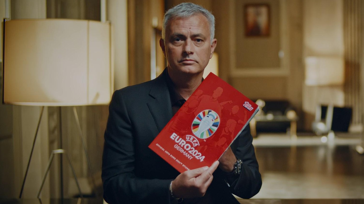 José Mourinho präsentiert das Topps-Album für die EM 2024.