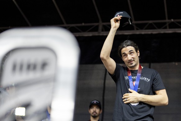 Andres Ambuehl beim Empfang der Schweizer Eishockey Nationalmannschaft nach dem Gewinn der Silbermedaille an der Eishockey-Weltmeisterschaft in Stockholm, am Montag, 26. Mai 2025 in der SwissArena in  ...