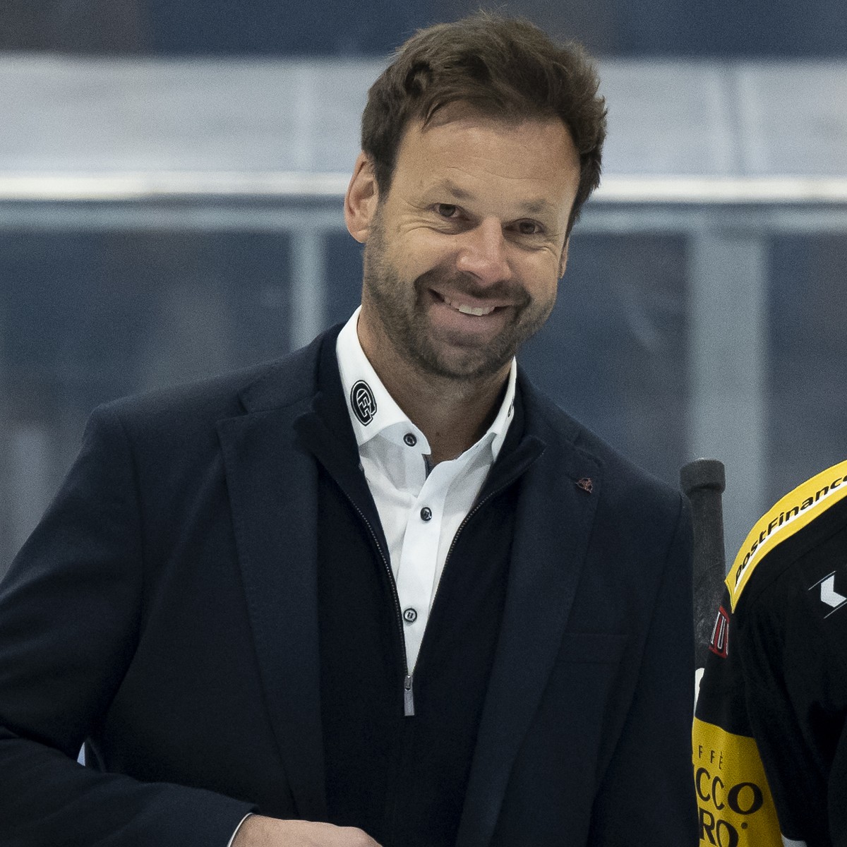 Gerd Zenhaeusern, links, und Gotterons PostFinance Top Scorer David Desharnais, rechts, posieren mit einen Check von 12'600 Franken fuer den Nachwuchs kurz vor dem Eishockey Pre Playoff, Spiel 1, ...