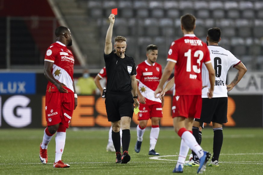 Schiedsrichter Alain Bieri zeigt Basels Omar Alderete die rote Karte, im Super League Spiel zwischen dem FC Thun und FC Basel, am Freitag, 31. Juli 2020 in der Stockhorn Arena in Thun. (KEYSTONE/Peter ...