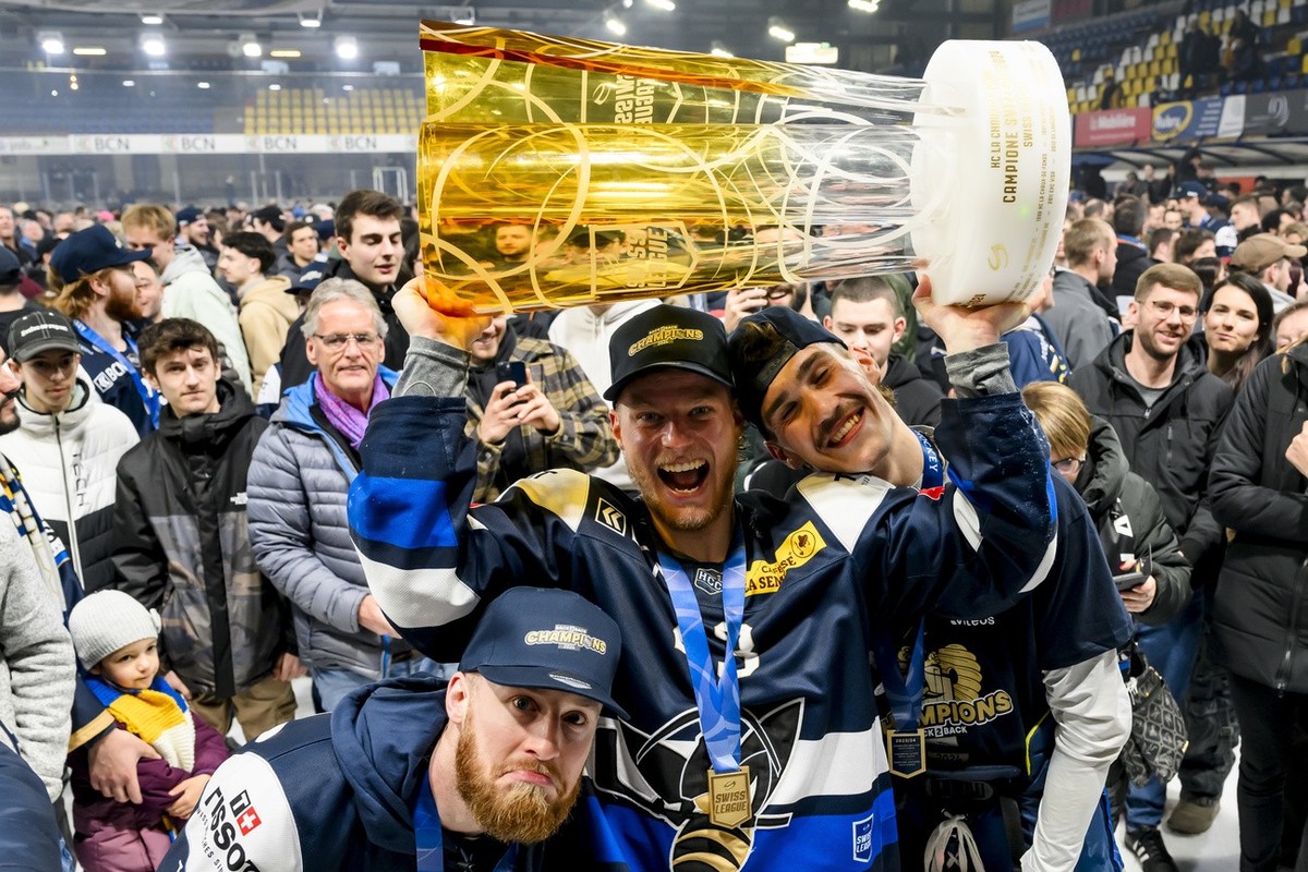 Janik Loosli (HCC), centre, fete le titre de champion de Swiss League avec ses coequipiers lors de l'acte 5 de la finale de play-off du championnat suisse de hockey sur glace de Swiss League, ent ...