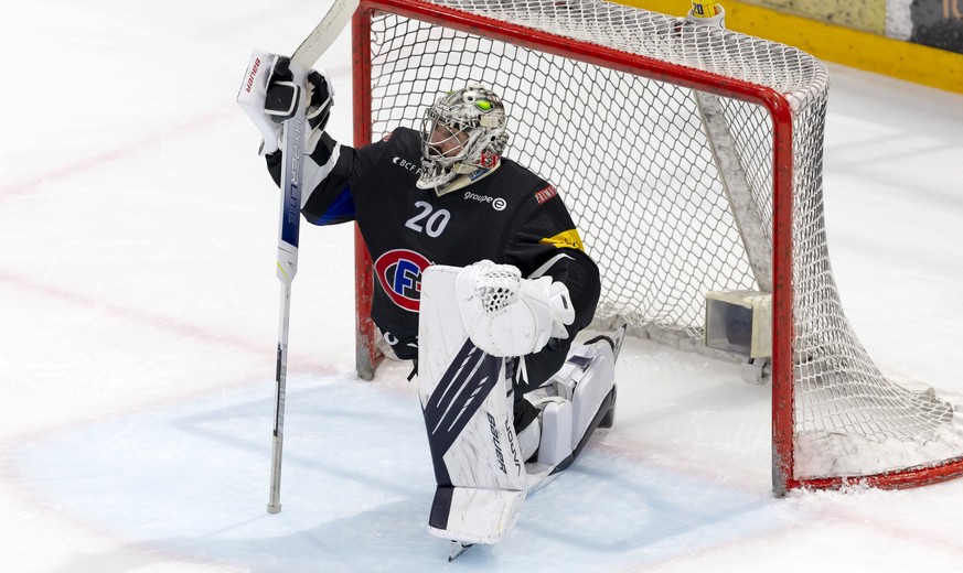 le gardien du fribourg Reto Berra reagit, lors de l&#039;acte 1 de la demi-finale de playoff du championnat suisse de hockey sur glace de National League LNA, entre le HC Fribourg-Gotteron, HCFG, et l ...