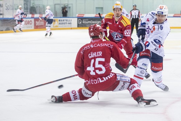 Zuerichs Simon Bodenmann, rechts, trifft zum 0:2 Tor im Eishockeyspiel der National League zwischen den Rapperswil-Jona Lakers und dem ZSC Lions am Samstag, 21. September 2019, in der St. Galler Kanto ...