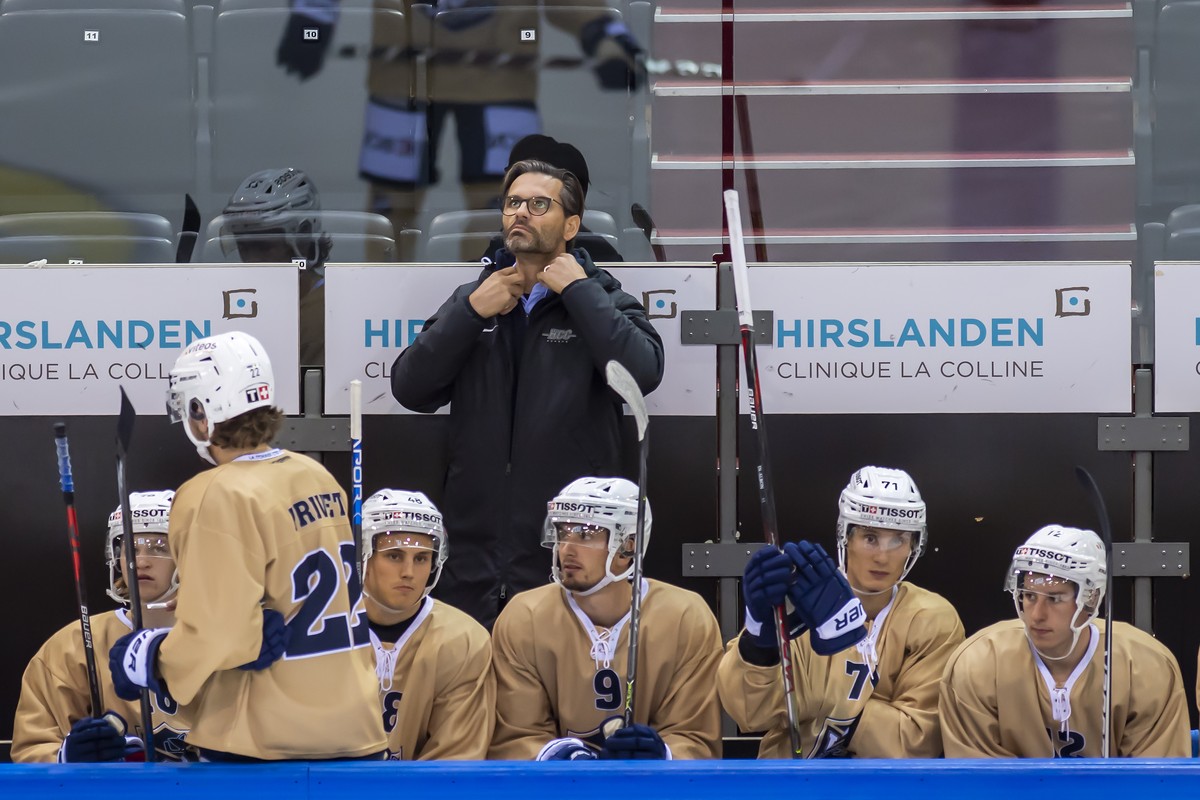 L'entraineur neuchatelois Thierry Paterlini, et ces joueurs, lors d'un match amical de preparation pour la nouvelle saison de hockey sur glace National League, entre le Geneve Servette HC et ...