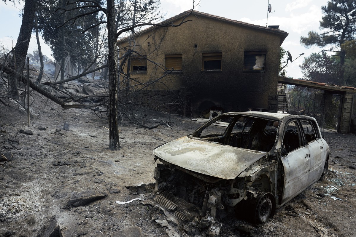 epa13131772 A house and a car are burnt in the village of Burgohonfo, Avila province, central Spain, 25 July 2026. This fire has burnt 15.000 hectares and more that 5.000 inhabitans have been forced t ...