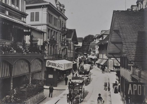 Die Hauptstrasse von Interlaken zu Beginn des 20. Jahrhunderts.
