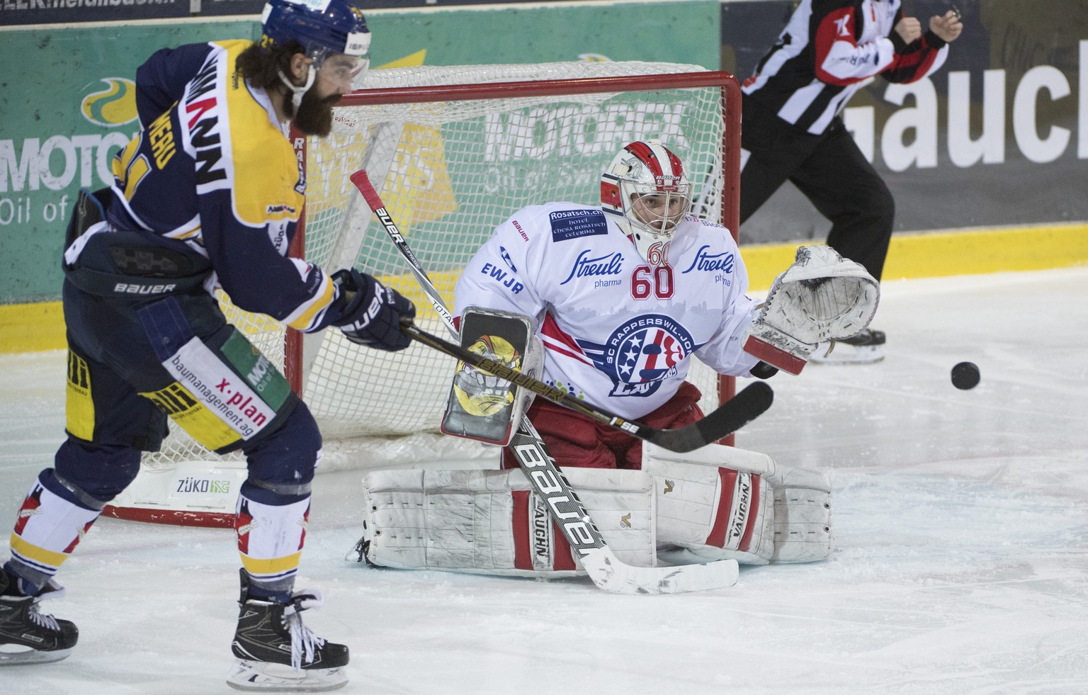 Langenthals Josh Primeau, links, im Duell mit Rapperswils Goalie Melvin Nyffeler, rechts, im fuenften Playoff-Finalspiel der National League B zwischen dem SC Langenthal und dem SC Rapperswil-Jona Lak ...