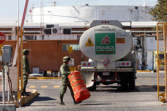 epa07270272 Military guard the fuel distribution centers due to shortages in Guadalajara, Jalisco state, Mexico, 08 January 2018. Fuel supply problems in Mexico are worsening today with long lines at  ...