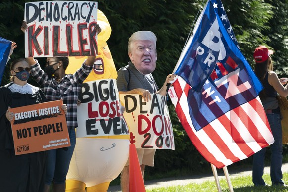 Proteste gegen den Präsidenten vor seinem Golfclub in Sterling (Bundesstaat Virginia).