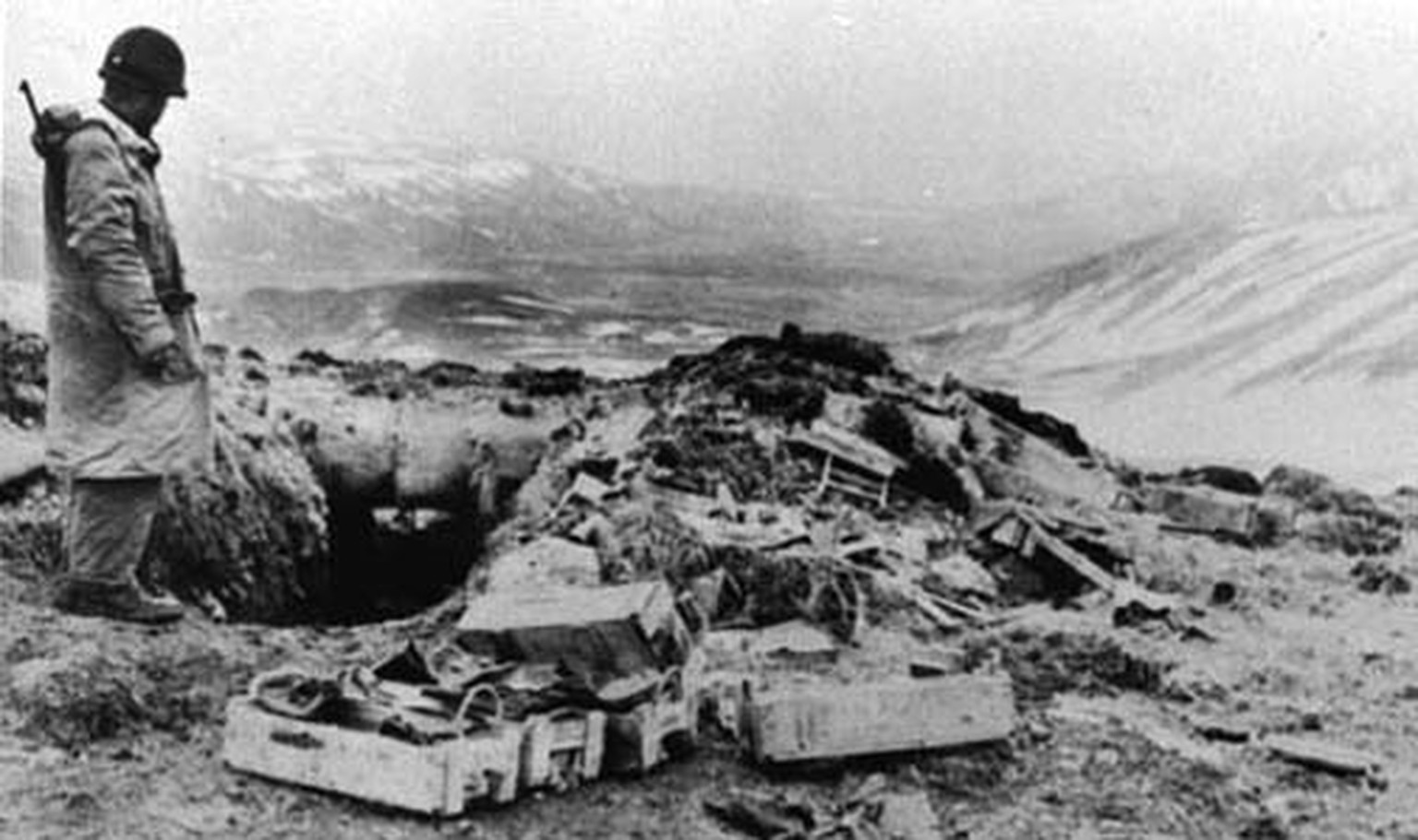 Ein japanischer Bunker auf <strong>Kiska</strong>: Japanische Kräfte besetzten die Insel, aber die Abgelegenheit der Insel und die schwierigen Wetter- und Geländeverhältnisse führten dazu, dass fast ein Jahr verging, bevor amerikanische Truppen landeten und die Insel ohne Widerstand einnehmen konnten.