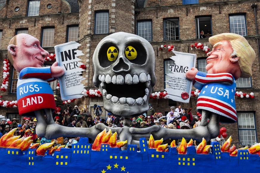 Rosenmontagszug, D�sseldorf, Deutschland D�sseldorf, Deutschland. 4. M�rz 2019. Rosenmontagszug in D�sseldorf, NRW. Motivwagen von Jacques Tilly. Waldimir Putin und Donald Trump zerrei�en den INF Vert ...