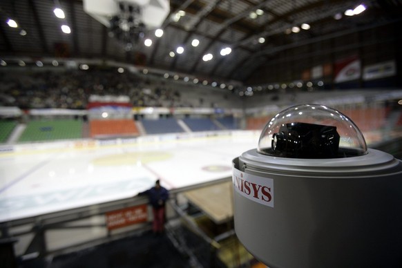 Eine Unisys Videokamera filmt am Freitag, 25. November 2005 die Fans waehrend einem Spiel in der Bern Arena und versucht ungewuenschte Personen mittels dem biometrischen Erkennungsprogramm wieder zu e ...