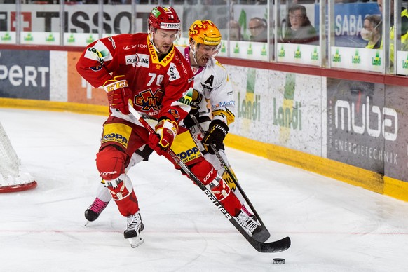 Biels Miks Indrasis, links, im Duell mit Ajoies PostFinance Top Scorer Philip-Michael Devos im Eishockey Meisterschaftsspiel der National League zwischen dem EHC Biel und dem HC Ajoie, am Freitag 22.  ...