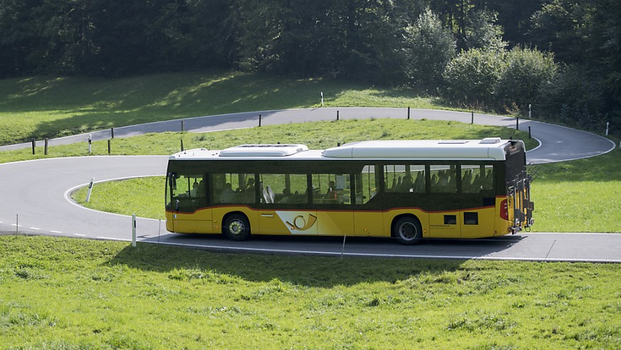 Wer an den Lauenensee im Berner Oberland will, soll im Postauto anreisen. So empfehlen es die Beh