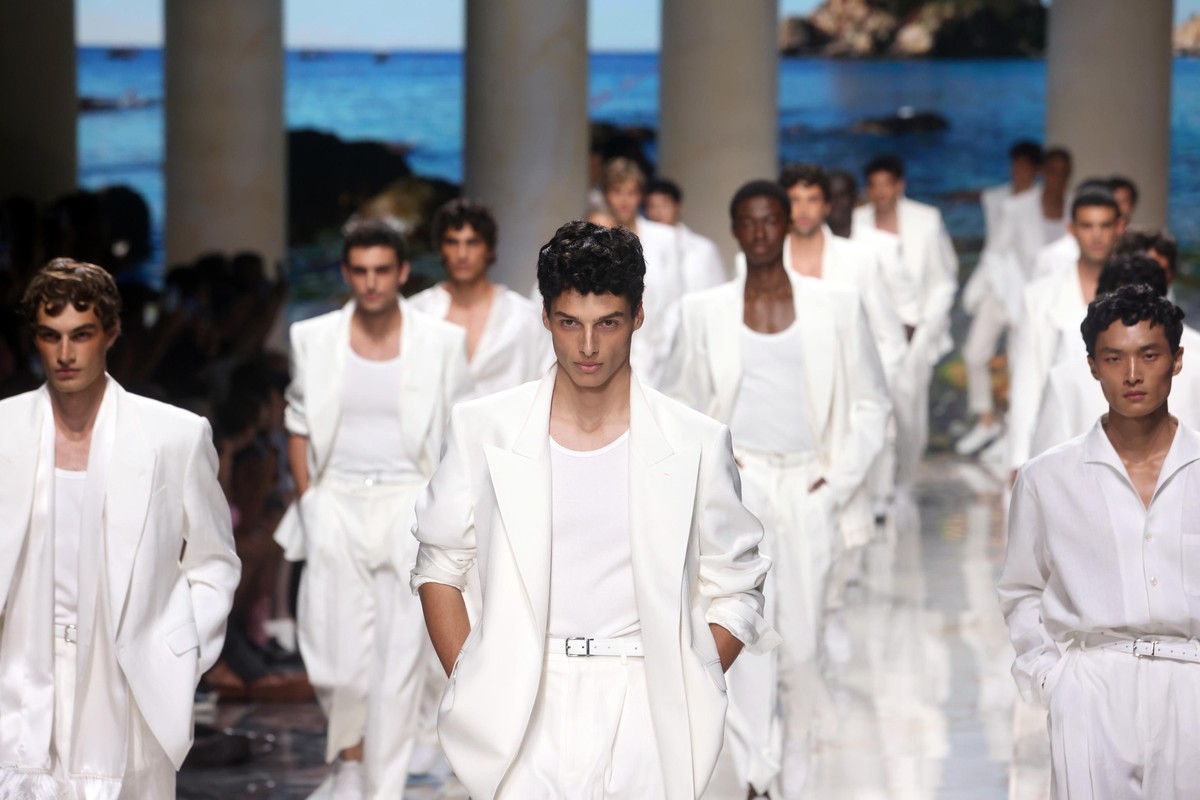 epaselect epa13051449 Models present creations by Italian fashion house Dolce &amp; Gabbana from the Men's Spring/Summer 2027 collection during the Milan Fashion Week in Milan, Italy, 20 June 202 ...