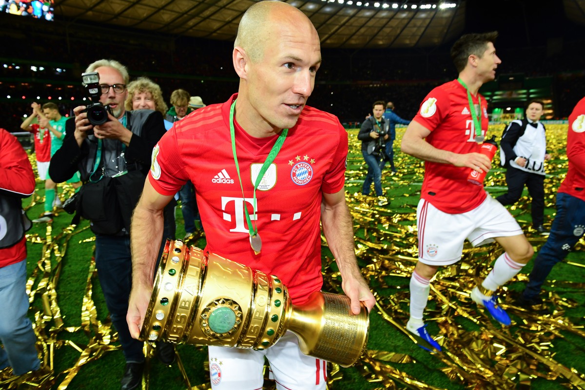 epa07600886 Bayern's Arjen Robben carries the trophy after winning the German DFB Cup final soccer match between RB Leipzig and FC Bayern Munich in Berlin, Germany, 25 May 2019. EPA/CLEMENS BILAN ...