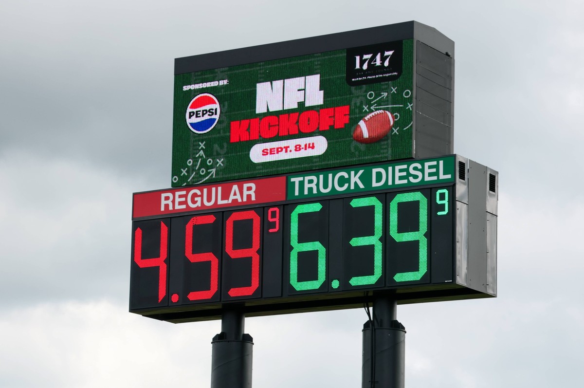 High Price of Diesel in Milton, US - 13 Sep 2026 A sign displays the prices of regular gasoline and diesel at a Rutter s gas station near Milton, Pennsylvania. Milton United States Copyright: xPaulxWe ...