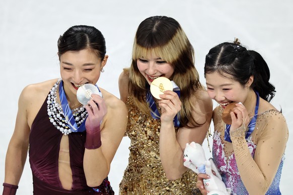epa12760029 (L-R) Silver medalist Kaori Sakamoto of Japan, gold medalist Alysa Liu of USA, and bronze medalist Ami Nakai of Japan pose with their medals after the Women's Single Skating Free Skat ...