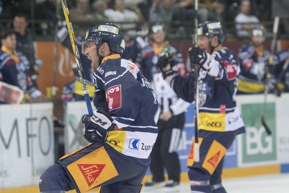 Der Zuger David McIntyre, links, feiert das 2:0 im Eishockey Meisterschaftsspiel zwischen dem EV Zug und den ZSC Lions, am Dienstag, 13. September 2016, in Zug. (KEYSTONE/Urs Flueeler)