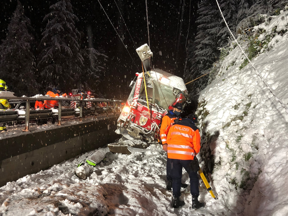 Am Montagabend ist kurz vor dem Bahnhof Sils im Domleschg eine Zugskomposition der Rhätischen Bahn RhB mit mehreren Steinblöcken kollidiert. Drei Zugswagen entgleisten.