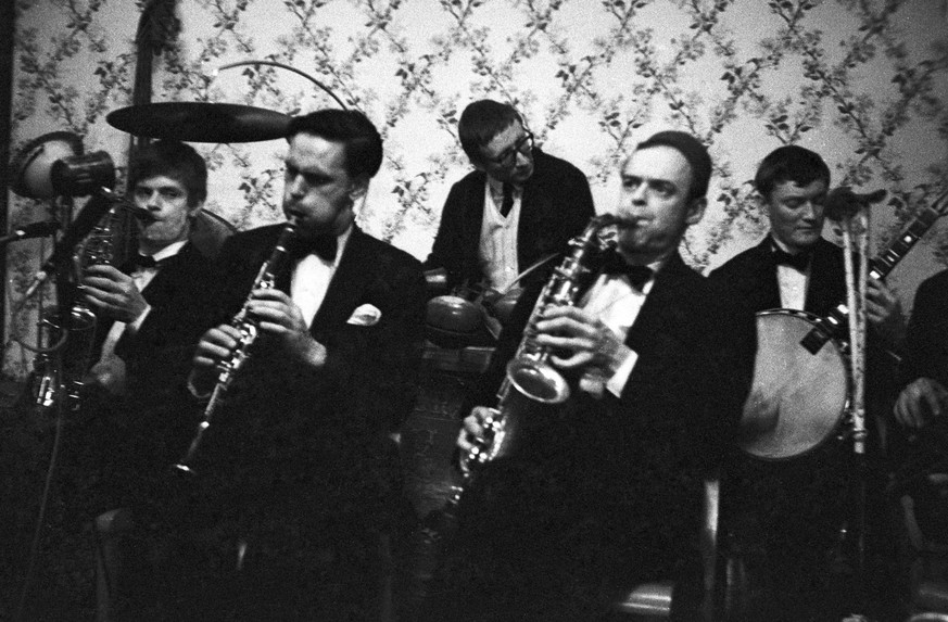 The Temperance Seven popular jazz band of the 50 s and 60 s.