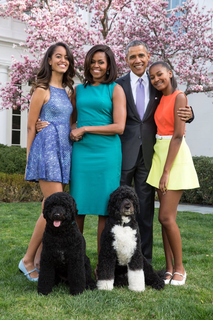Obama Family photo in the White House Rose Garden, Easter Sunday, April 5, 2015. L-R: Malia, First Lady Michelle, the President, and Sasha with dogs Sunny and Bo. BSLOC201513139 For usage credit pleas ...