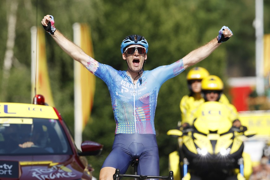 epa10079975 Canadian rider Hugo Houle of Israel Premier Tech celebrates as he crosses the finish line to win the 16th stage of the Tour de France 2022 over 178.5km from Carcassonne to Foix, France, 19 ...