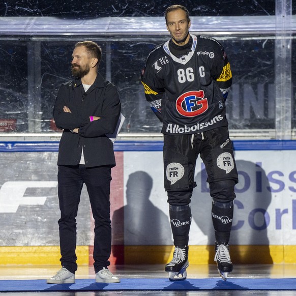 Andrei Bykov, links, und Julien Sprunger, rechts, vor dem Eishockey Meisterschaftsspiel der National League zwischen dem HC Fribourg-Gotteron und dem HC Ambri-Piotta am Samstag 27. September 2025 in d ...