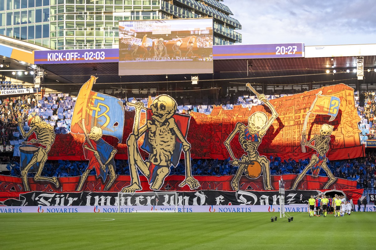 Die Fans in der Muttenzer Kurve begruessen die Mannschaften mit einer Choreo vor dem Fussball Meisterschaftsspiel der Relegation Group der Super League zwischen dem FC Basel 1893 und dem Yverdon Sport ...