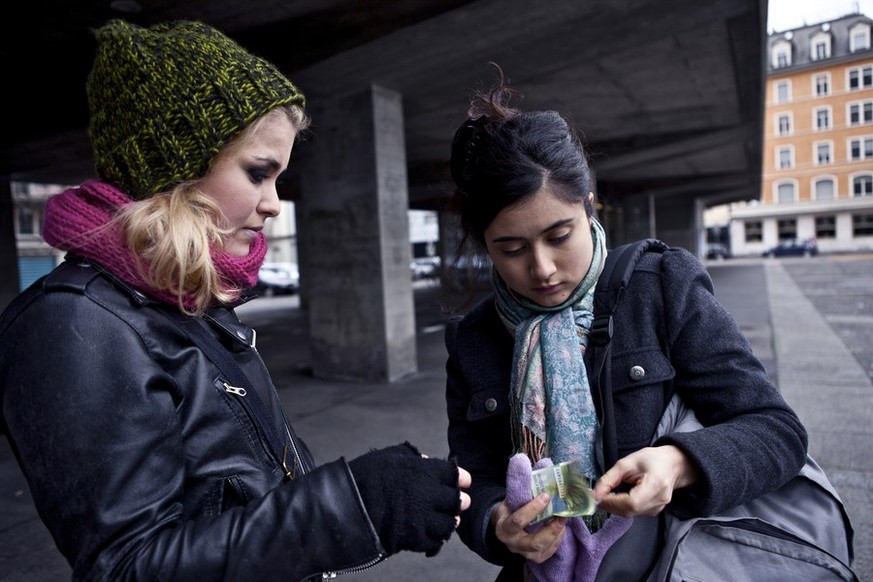 Zürcher Punkmädchen und afghanische Asylsuchende finden sich auf der Strasse.