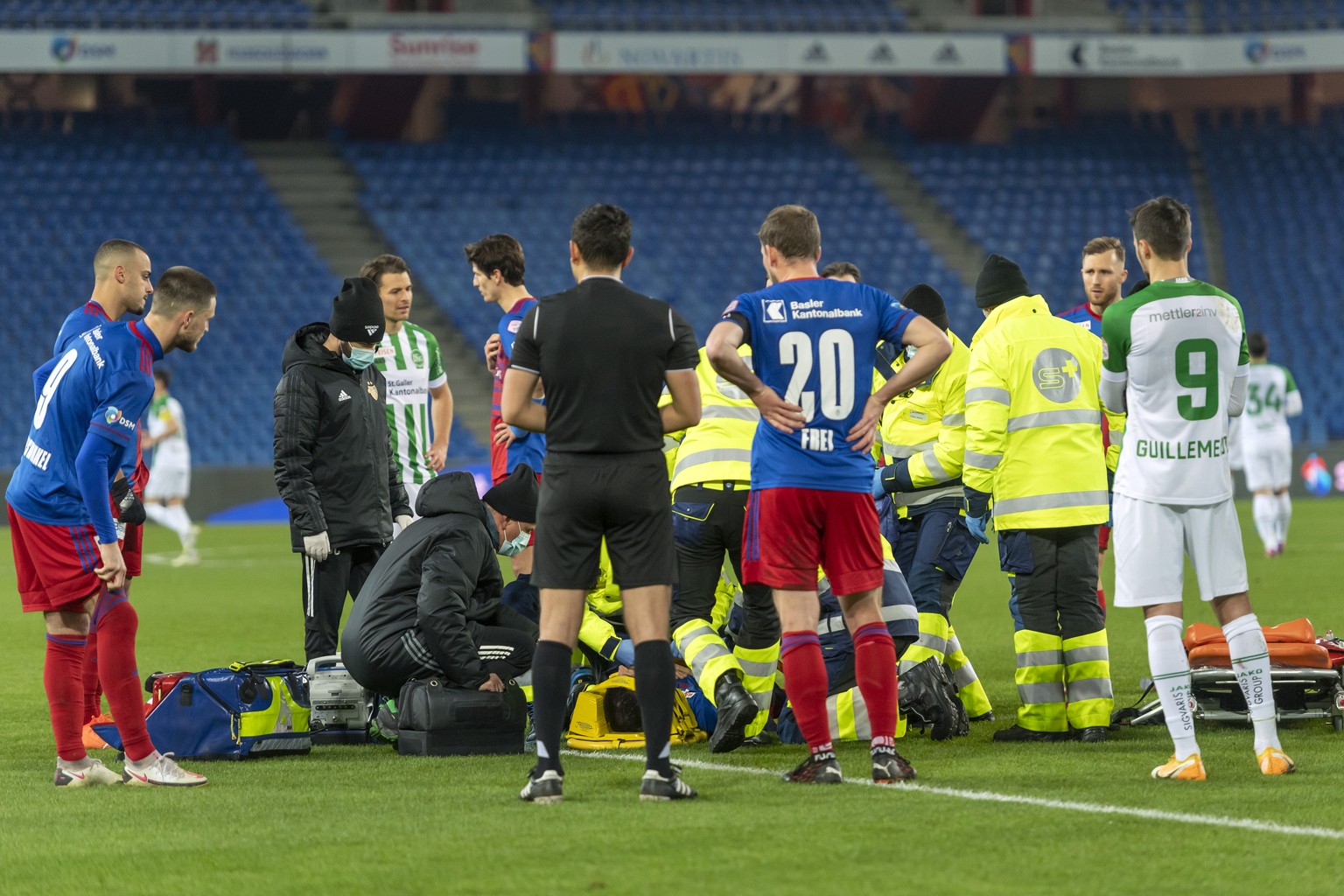 Basels verletzter Raoul Petretta, verdeckt, wird medizinisch betreut im Fussball Meisterschaftsspiel der Super League zwischen dem FC Basel 1893 und dem FC St. Gallen 1879 im Stadion St. Jakob-Park in ...