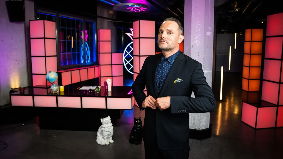 Dominic Deville hat sich nach vielen Rückschlägen zum Muster-Late-Night-Host entwickelt.