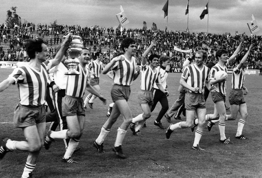 Die Spieler des FC St. Gallen koennen am 26. Mai 1969 in Bern mit dem Pokal jubeln: im Finalspiel im Wankdorfstadion besiegen die Ostschweizer Bellinzona mit 2:0 und werden damit erstmals in ihrer Ver ...