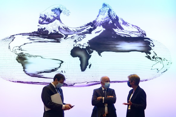 Bundesratssprecher Andre Simonazzi, Bundesrat Ueli Maurer und Bundesraetin Karin Keller-Sutter, von links, kurz vor Beginn der Medienkonferenz ueber die Ergebnisse der Vorlagen der Eidgenoessischen Ab ...