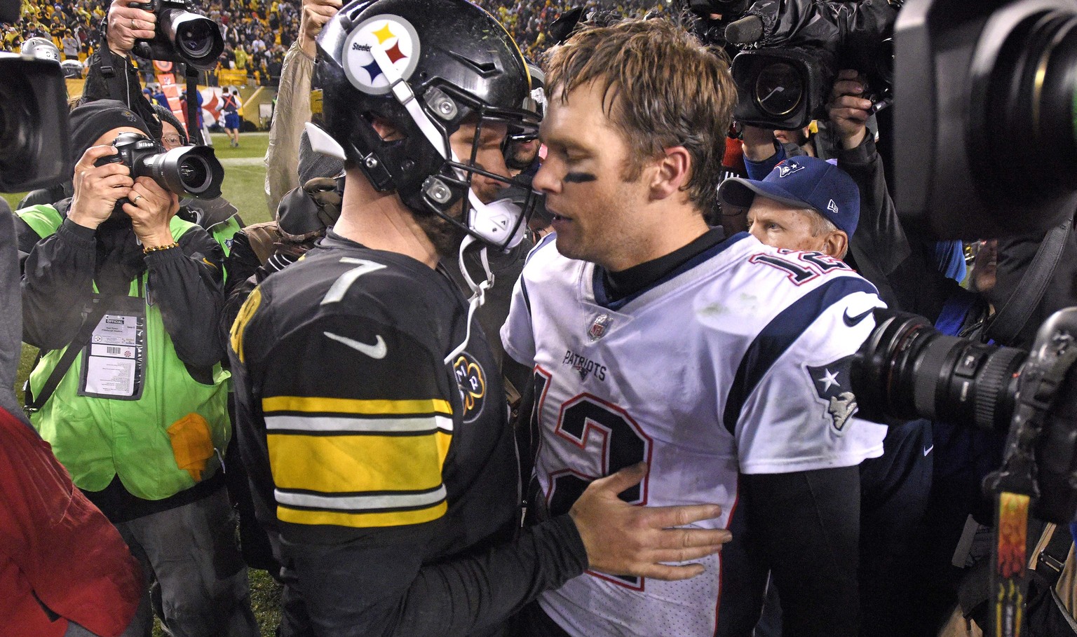 Pittsburgh Steelers quarterback Ben Roethlisberger (7) and New England Patriots quarterback Tom Brady (12) meet on the field following an NFL football game in Pittsburgh, Sunday, Dec. 17, 2017.(AP Pho ...