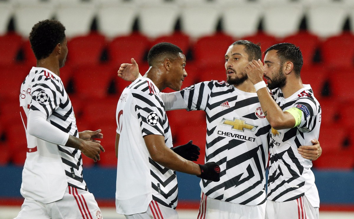 epa08760179 Manchester United's Bruno Fernandes (R) celebrates with teammates after scoring the first goal for his team during the UEFA Champions League Group H soccer match between PSG and Manch ...